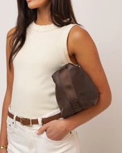 Load image into Gallery viewer, Duke Handbag - Chocolate
